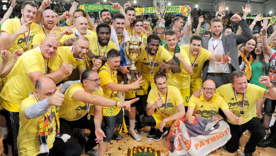 Radosť hráčov BK Levickí Patrioti zo zisku majstrovského titulu po skončení piateho zápasu finále play-off Slovenskej basketbalovej ligy (SBL).