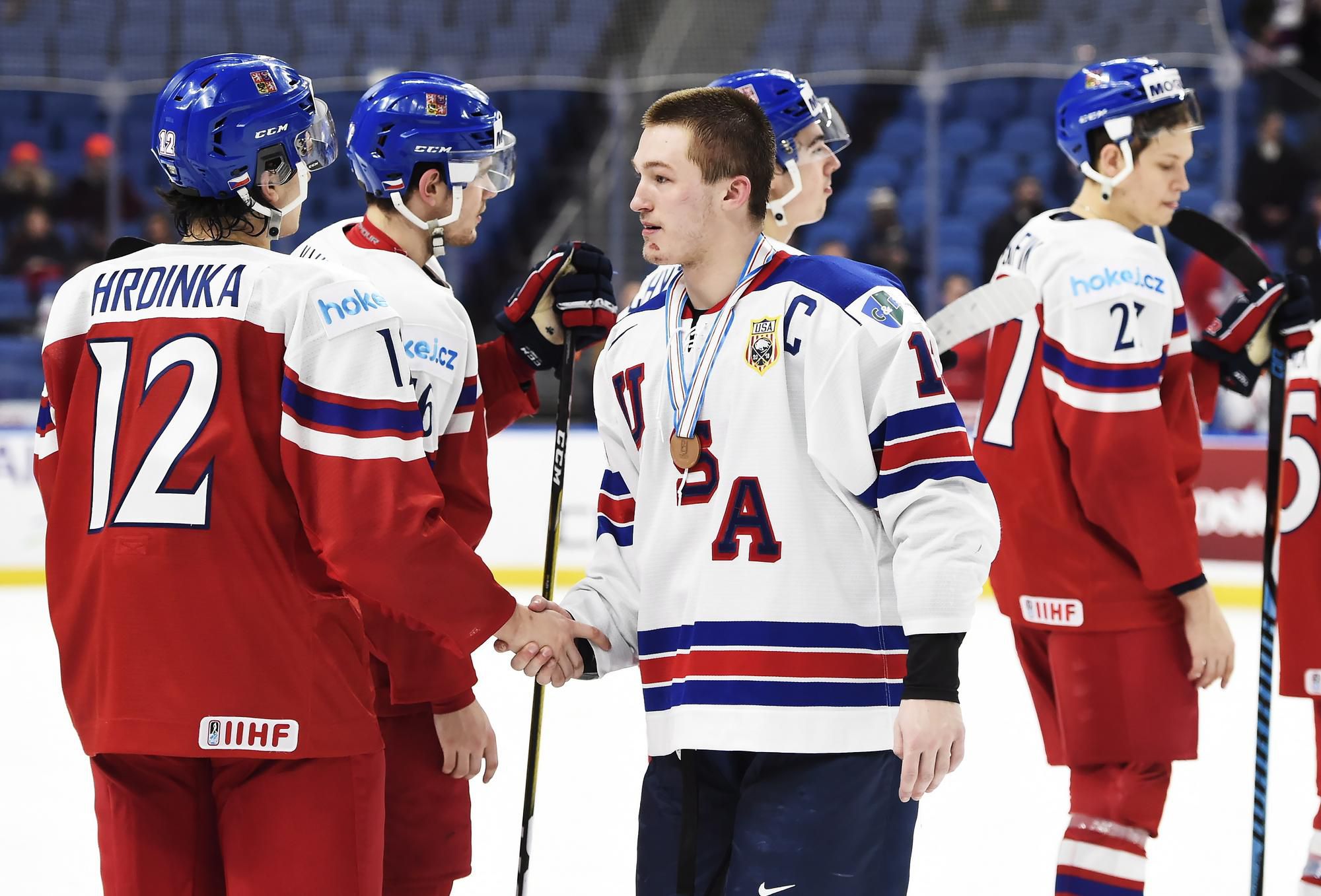 Hokejisti USA a Česka so 20 rokov po zápase o tretie miesto.