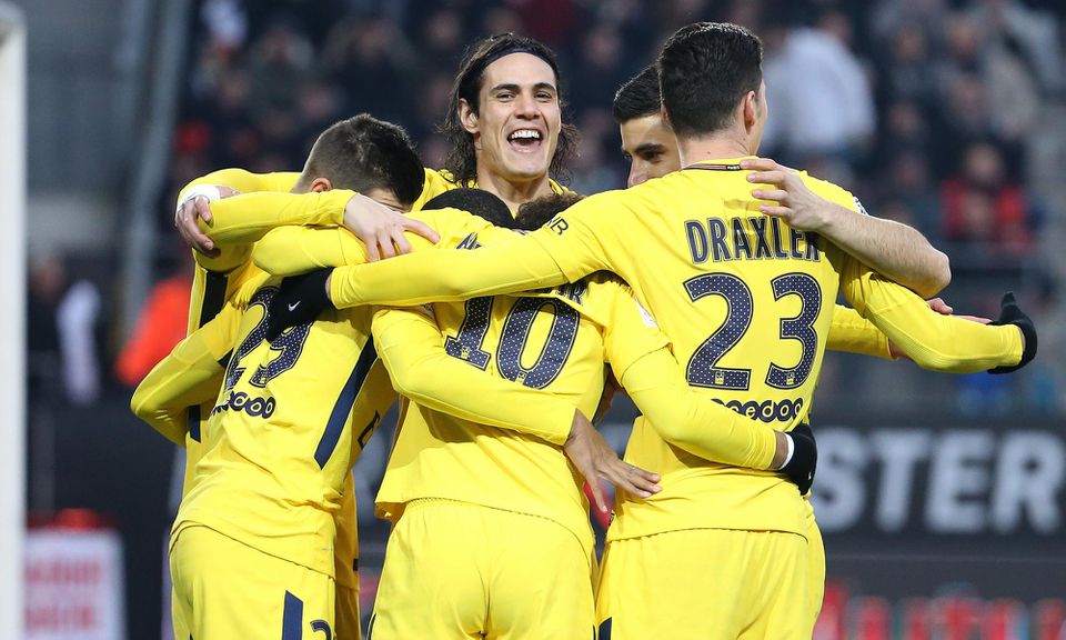 Edinson Cavani z Paríž Saint-Germain oslavuje gól so spoluhráčmi