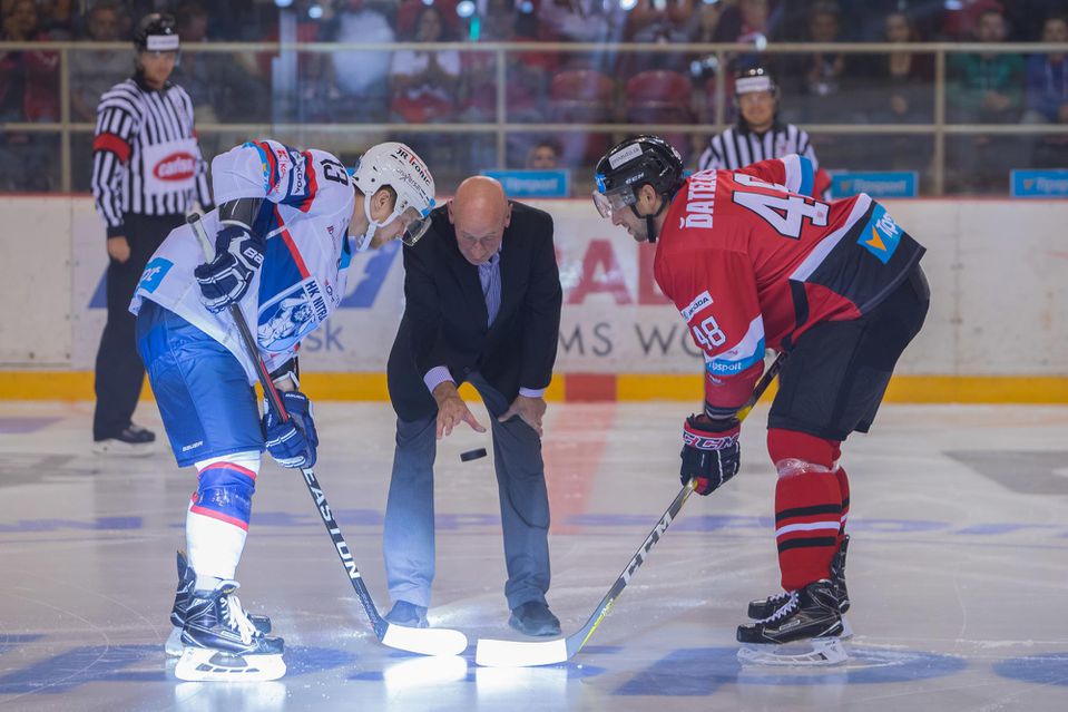 tréner slovenskej hokejovej reprezentácie Craig Ramsey hádže buly