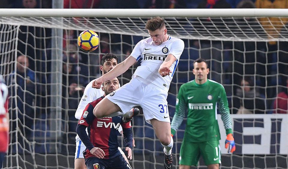 Milan Škriniar hlavičkuje v zápase Interu s Janovom