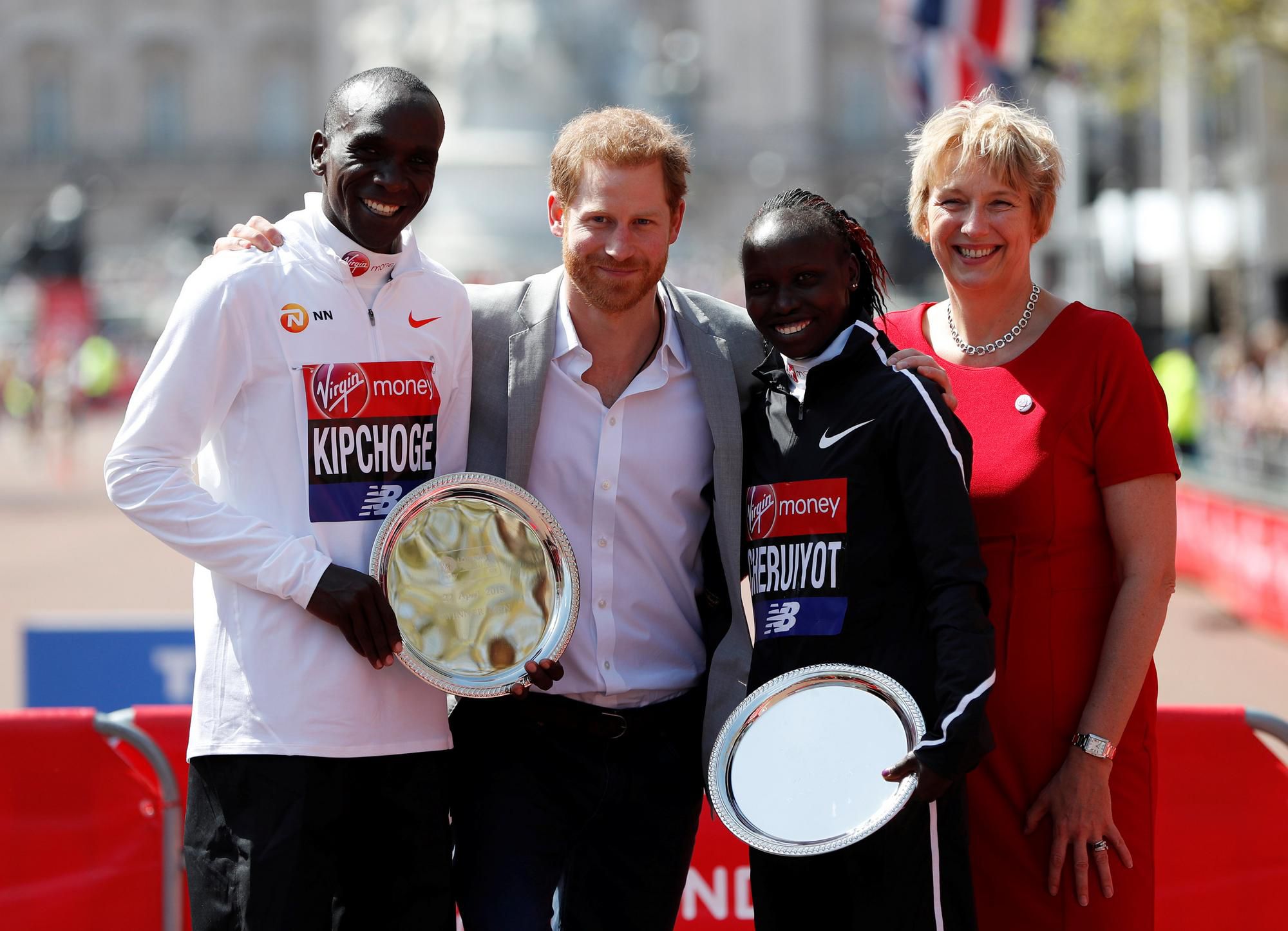 Víťazi londýnskeho maratónu s princom Harrym.