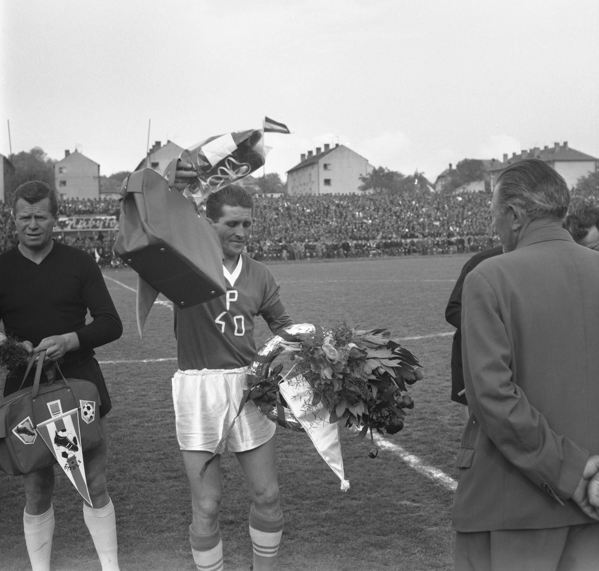 Na archívnej snímke z 11. mája 1966 štyridsaťročný prešovský futbalista Laco Pavlovič (uprostred) počas svojho rozlúčkového zápasu na prešovskom štadióne Tatrana Prešov.