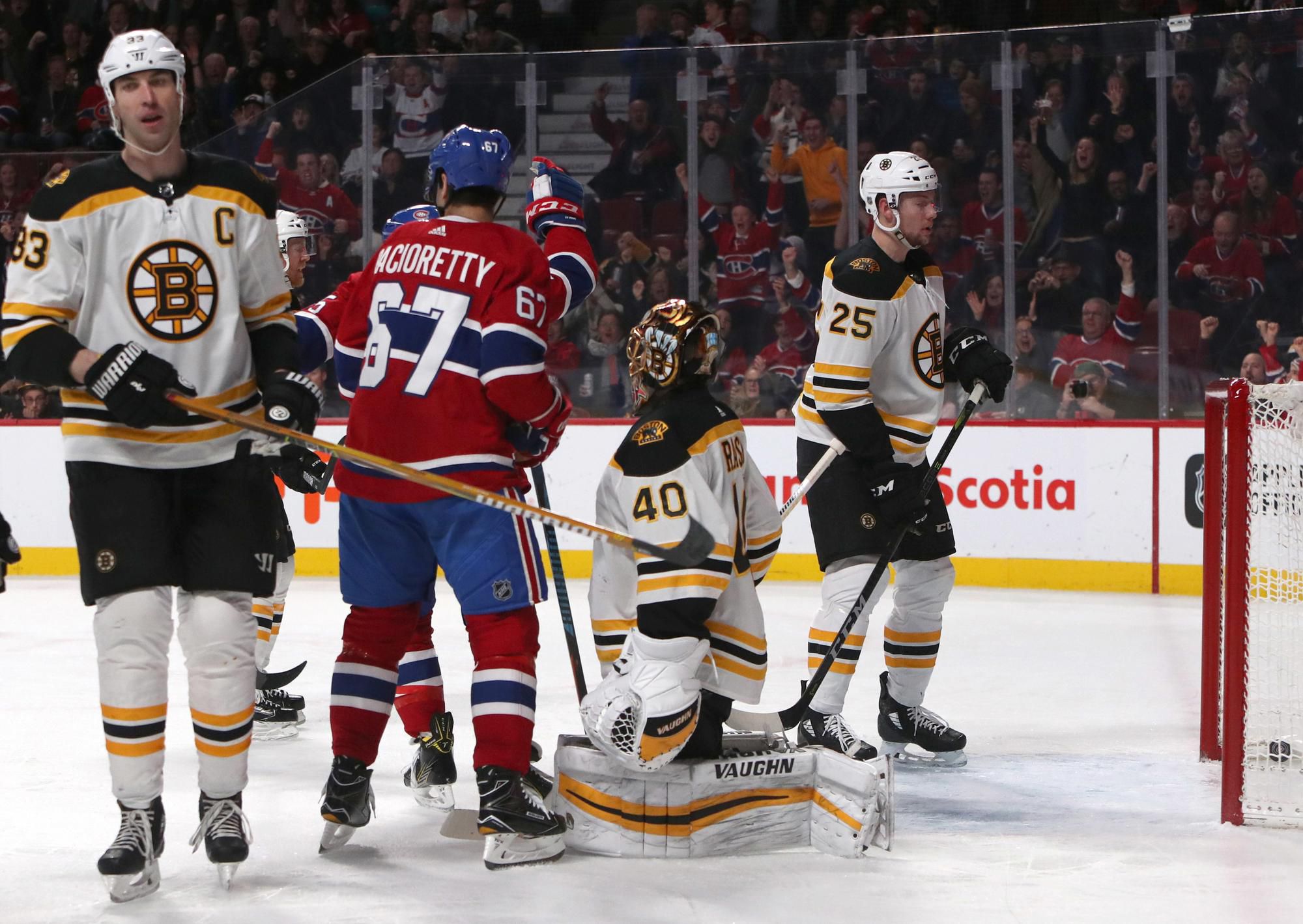 Zdeno Chára (Boston Bruins) v zápase s Montrealom Canadiens.