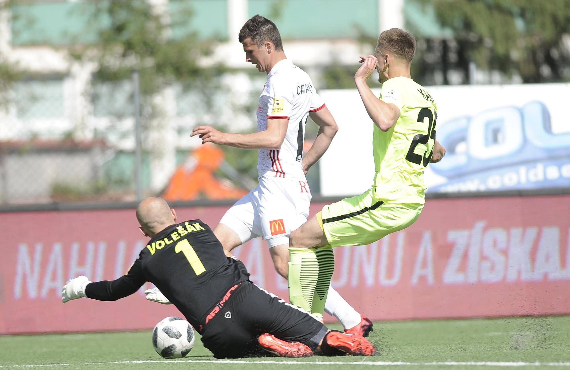 Miloš Volešák z MŠK Žilina, Hamza Čatakovič z AS Trenčín a Filip Kaša z MŠK Žilina.