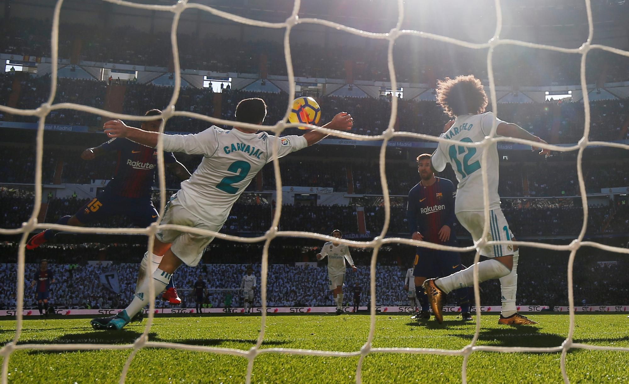 Dani Carvajal videl v El Clásicu červenú kartu za ruku pred bránkou.