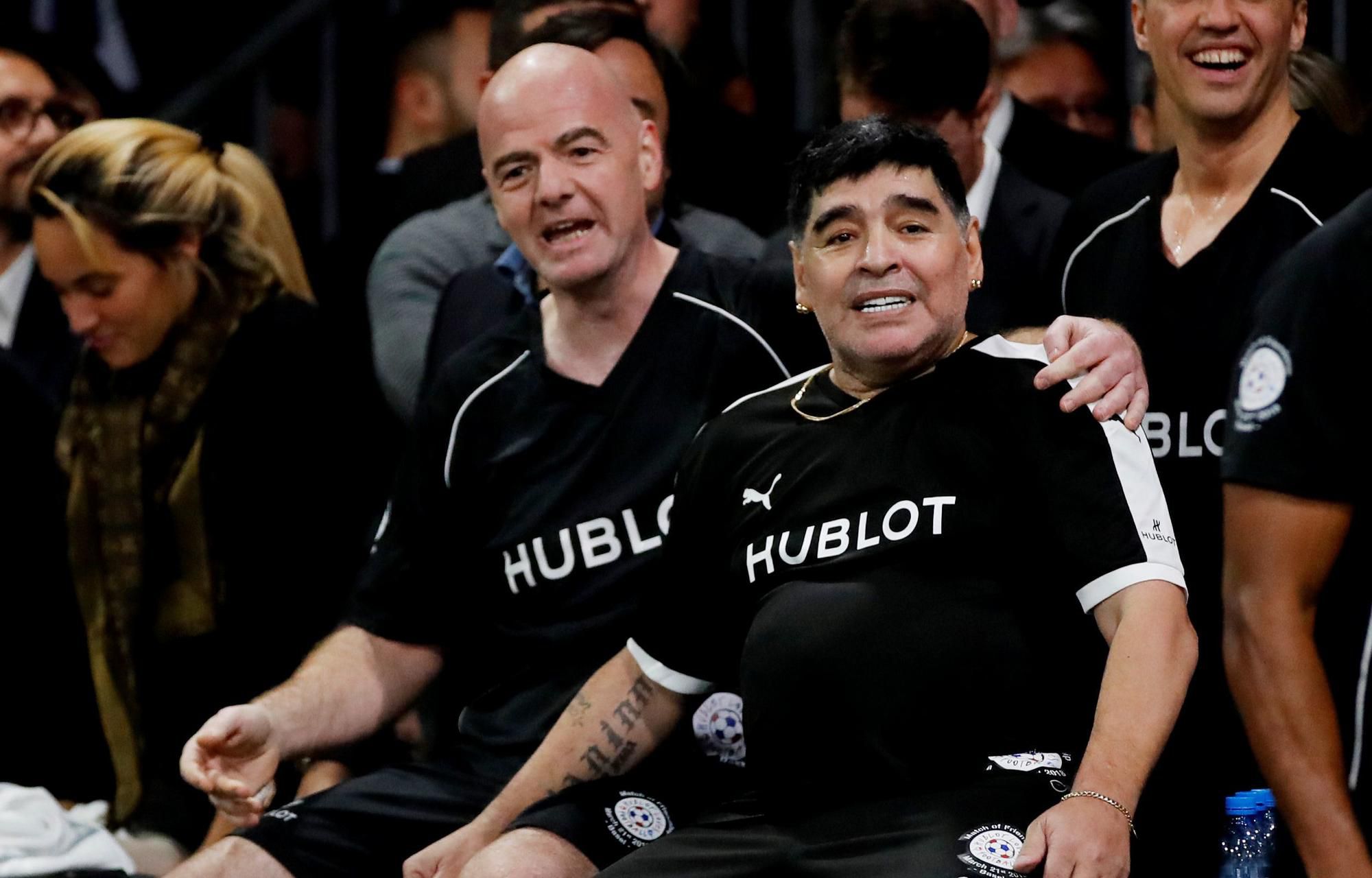 Diego Maradona a prezident FIFA Gianni Infantino na akcii Hublotu