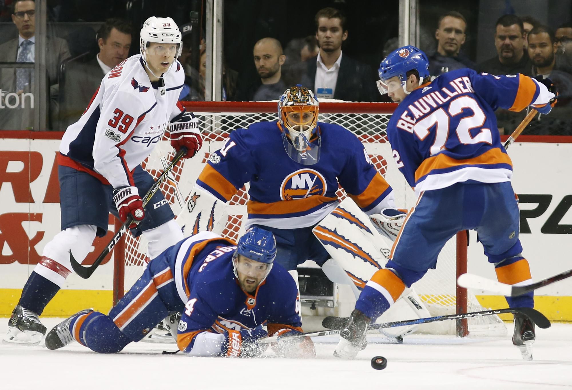 Brankár New Yorku Islanders Slovák Jaroslav Halák v akcii proti hráčom Washingtonu.