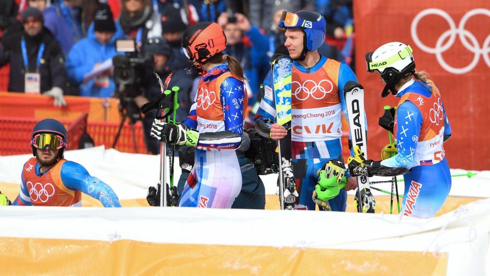 slovenskí lyžiari Andreas Žampa, Petra Vlhová, Adam Žampa a Veronika Velez-Zuzulová v cieli počas tímovej súťaže