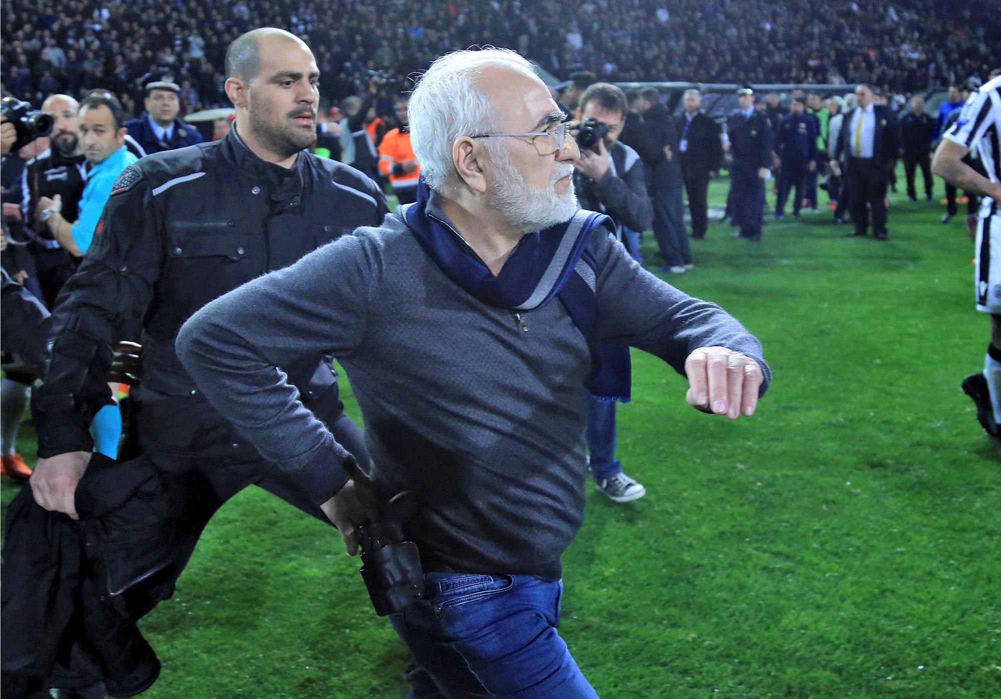 Majiteľ PAOK Solún vyčíňal na ihrisku so zbraňou.