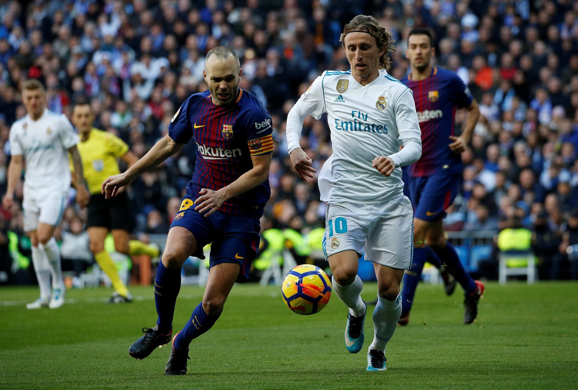 Andres Iniesta (FC Barcelona) a Luka Modrič (Real Madrid).