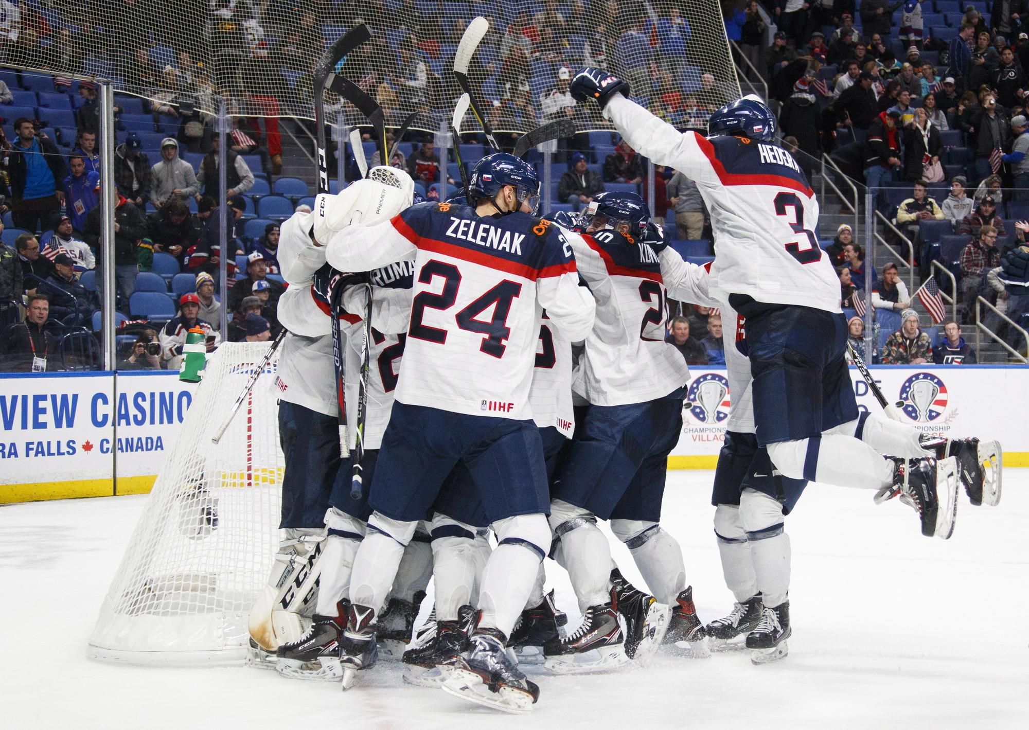 Slovenská hokejová reprezentácia do 20 rokov sa teší po víťazstve nad USA