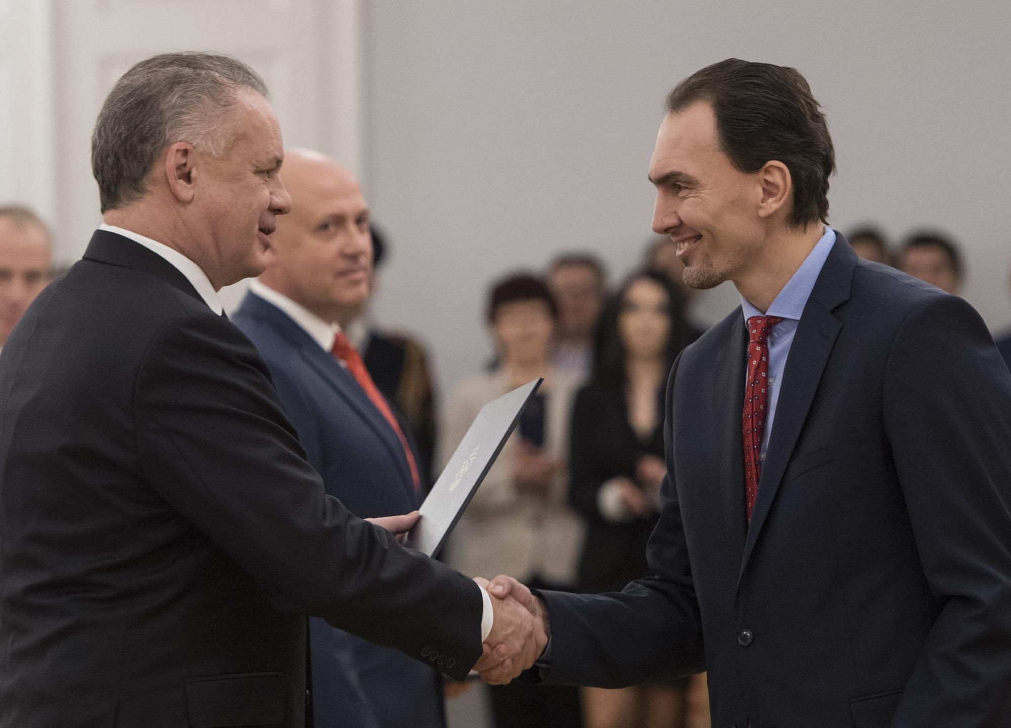 Generálny manažér slovenskej hokejovej reprezentácie Miroslav Šatan si preberá dekrét z rúk prezidenta SR Andreja Kisku.