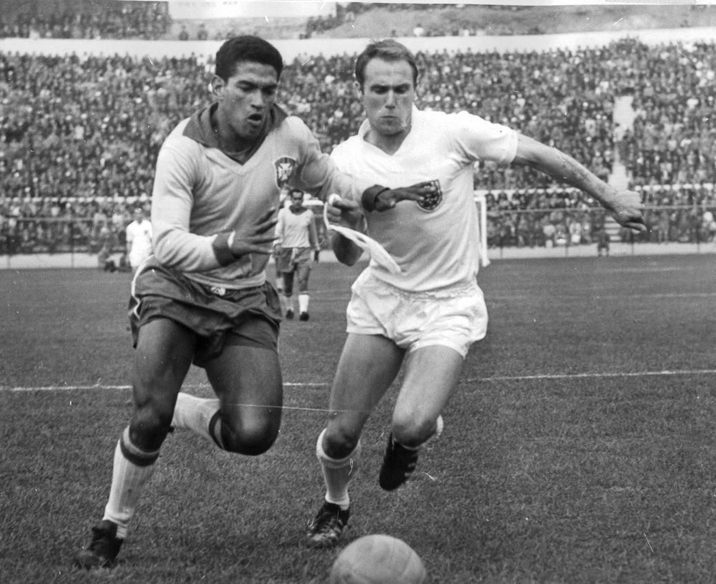 Garrincha (vľavo) v súboji s anglickým stopérom Rayom Wilsonom bol najlepší hráč MS 1962.