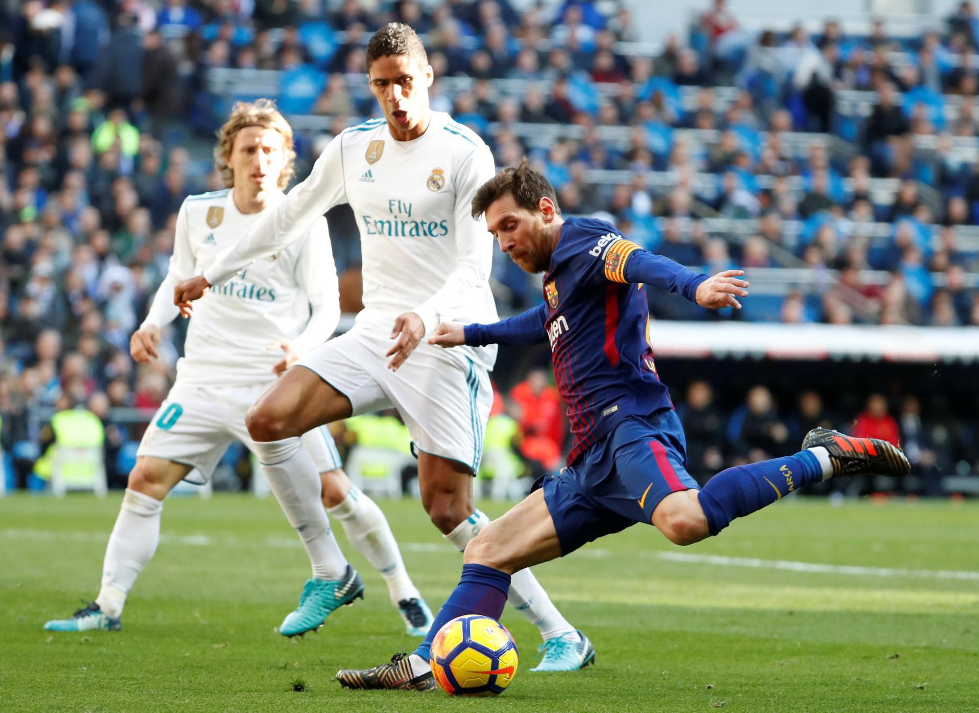 Luka Modrič, Raphael Varane (obaja Real Madrid) a Lionel Messi (FC Barcelona).