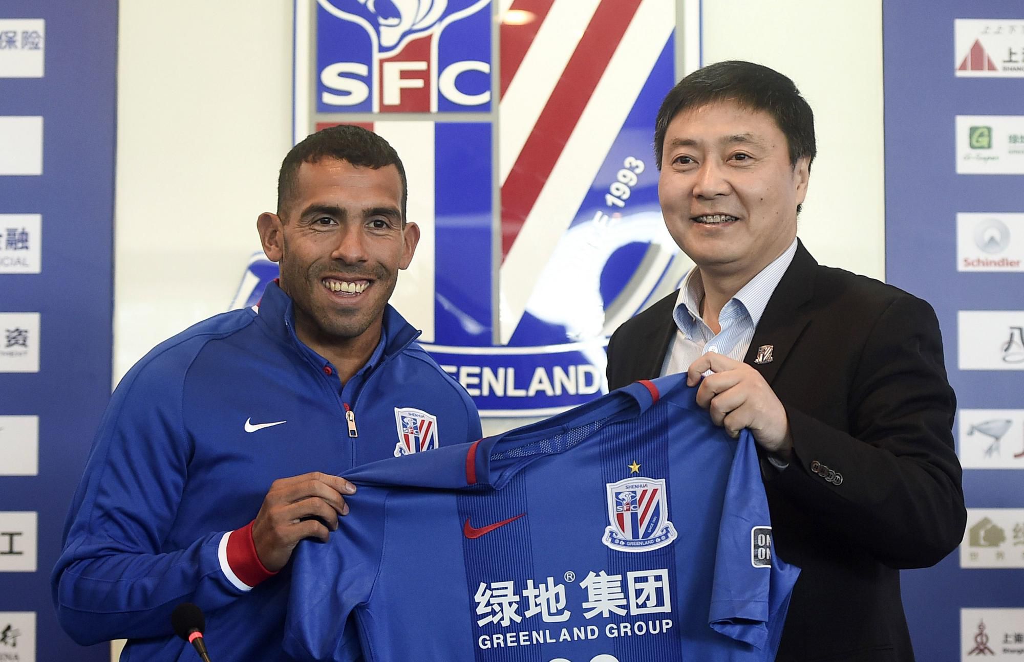 Carlos Tevez a generálny manažér Šanghaja Šen-chua Wu Xiaohui