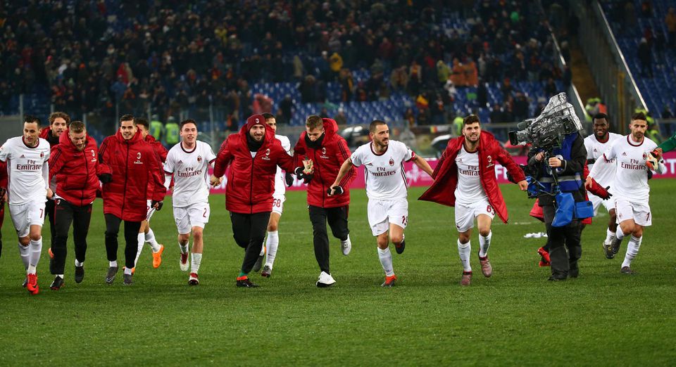 hráči AC Miláno sa tešia z víťazstva