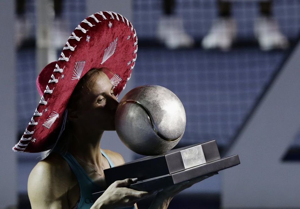 Lesia Curenková s trofejou za výhru na turnaji WTA v Acapulcu.