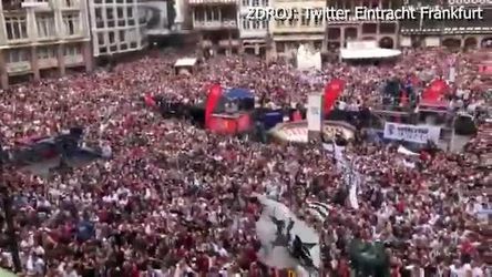 Šialené oslavy vo Frankfurte, pohár získali po 30 rokoch