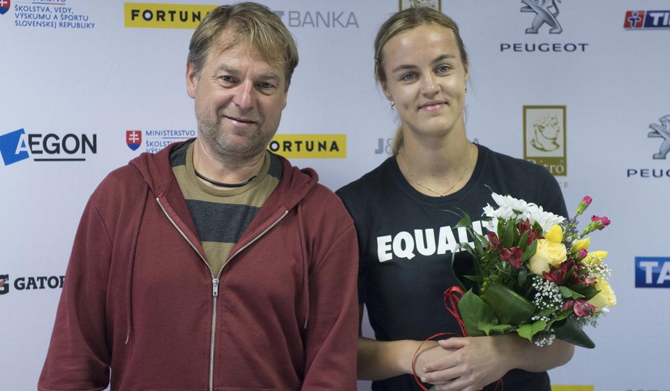 Slovenská tenisová reprezentantka Anna Karolína Schmiedlová vľavo jej tréner Milan Martinec.