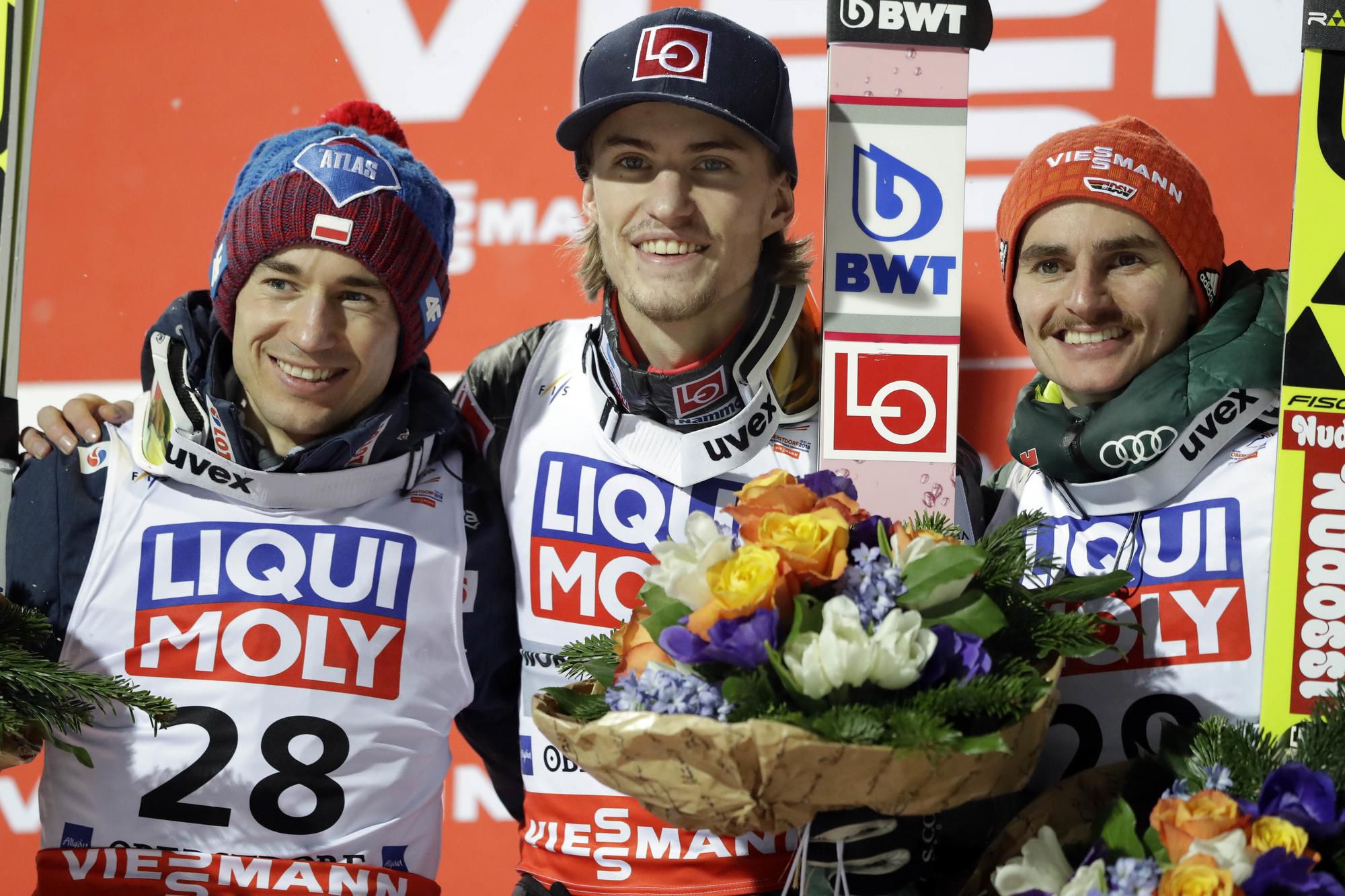 Víťaz Daniel Andre Tande druhý Kamil Stoch a tretí Richard Freitag