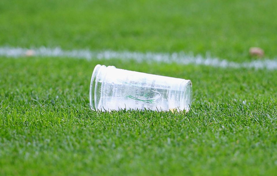 Pivový pohár na futbalovom trávniku