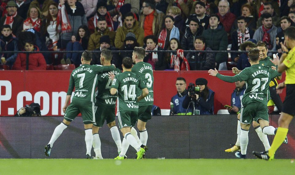 Hráči Betisu Sevilla oslavujú gól