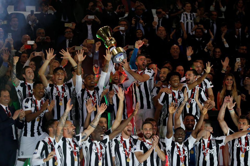 Futbalisti Juventusu oslavujú zisk pohára