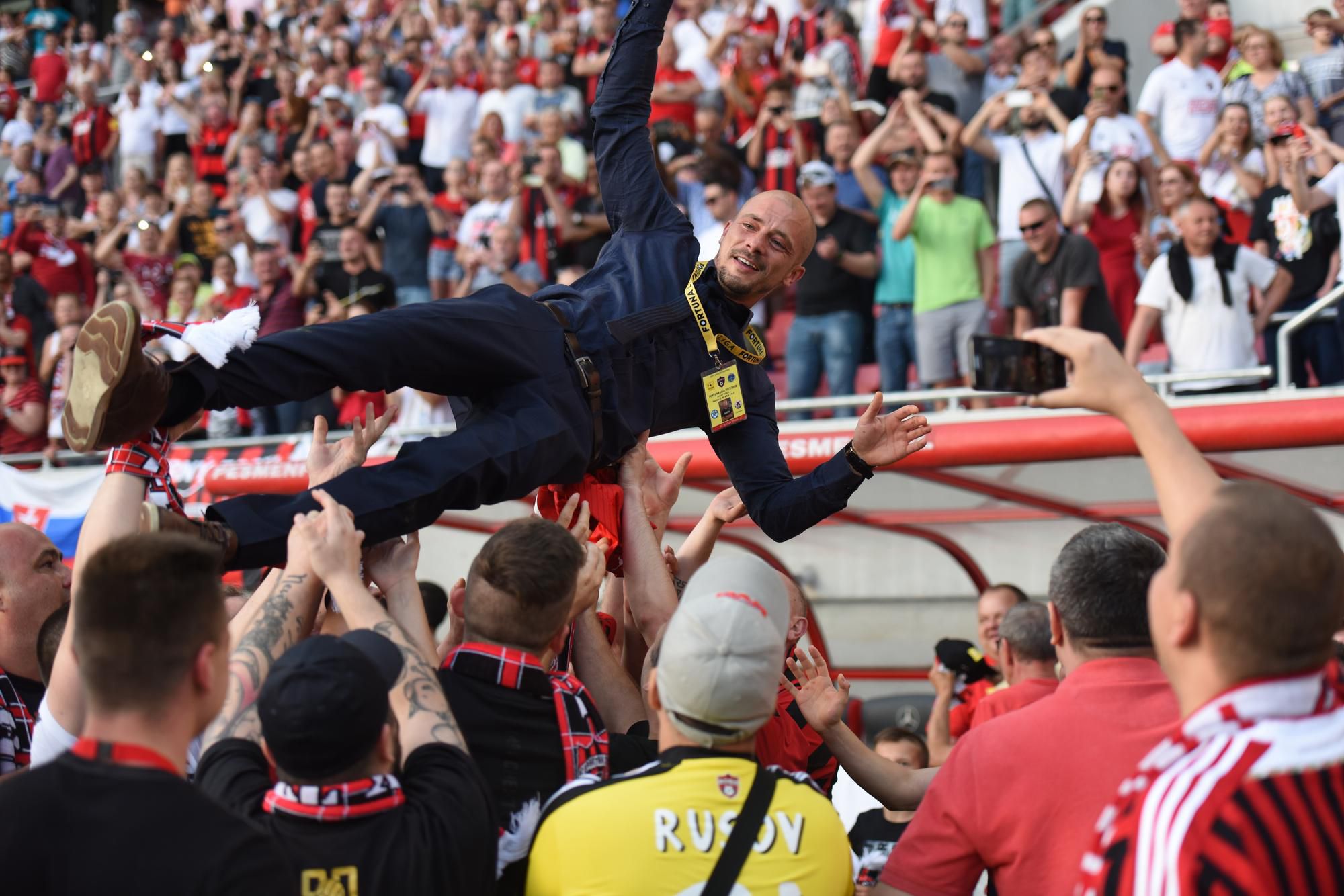 Hráči Spartaka Trnava vyhadzujú nad hlavu Nesotra El Maestra