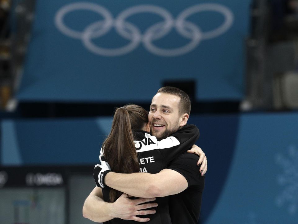 Olympijskí športovci z Ruska Anastasia Bryzgalovová s Alexandrom Krušelnickým