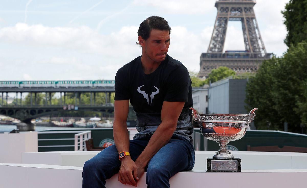 Rafael Nadal s trfejou po víťazstve na Roland Garros