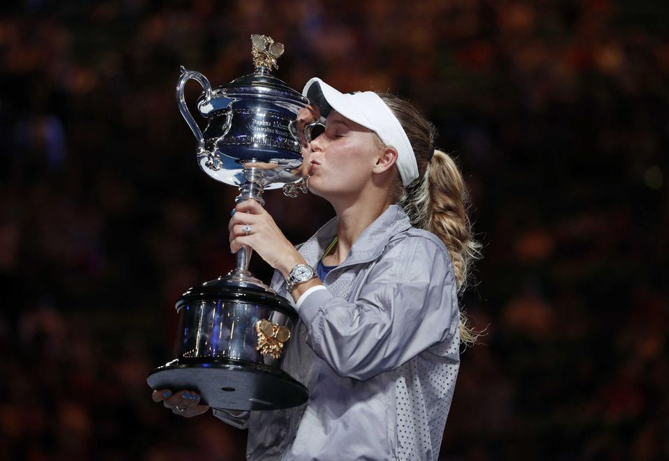 Caroline Wozniacka s trofejou z turnaja Australian Open.