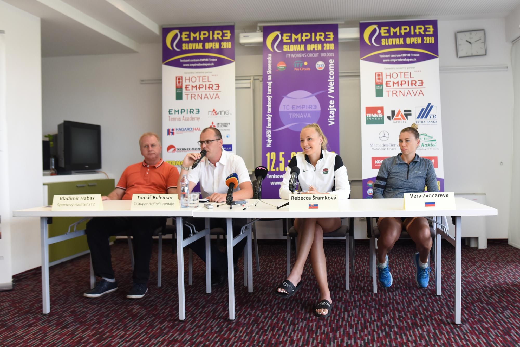 Športový riaditeľ STZ Vladimír Habas, športový riaditeľ TC Empire Tomáš Boleman, slovenská tenistka Rebecca Šramková a ruská tenistka Vera Zvonariovová.