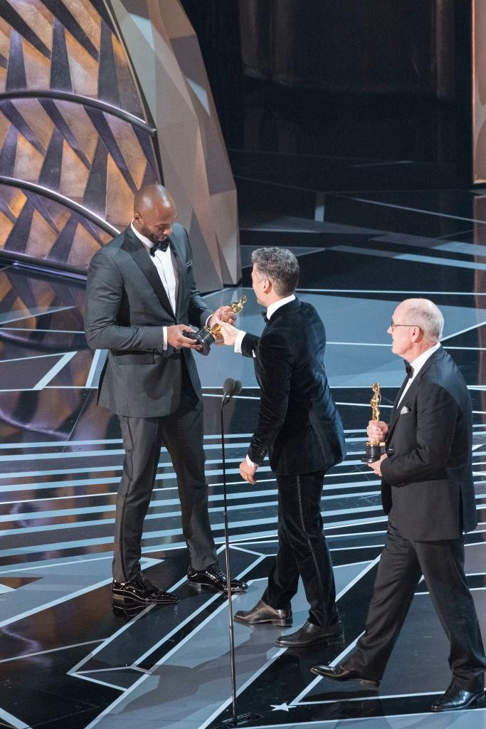 Kobe Bryant si preberá Oscara ako víťaz kategórie Najlepší krátky animovaný film.