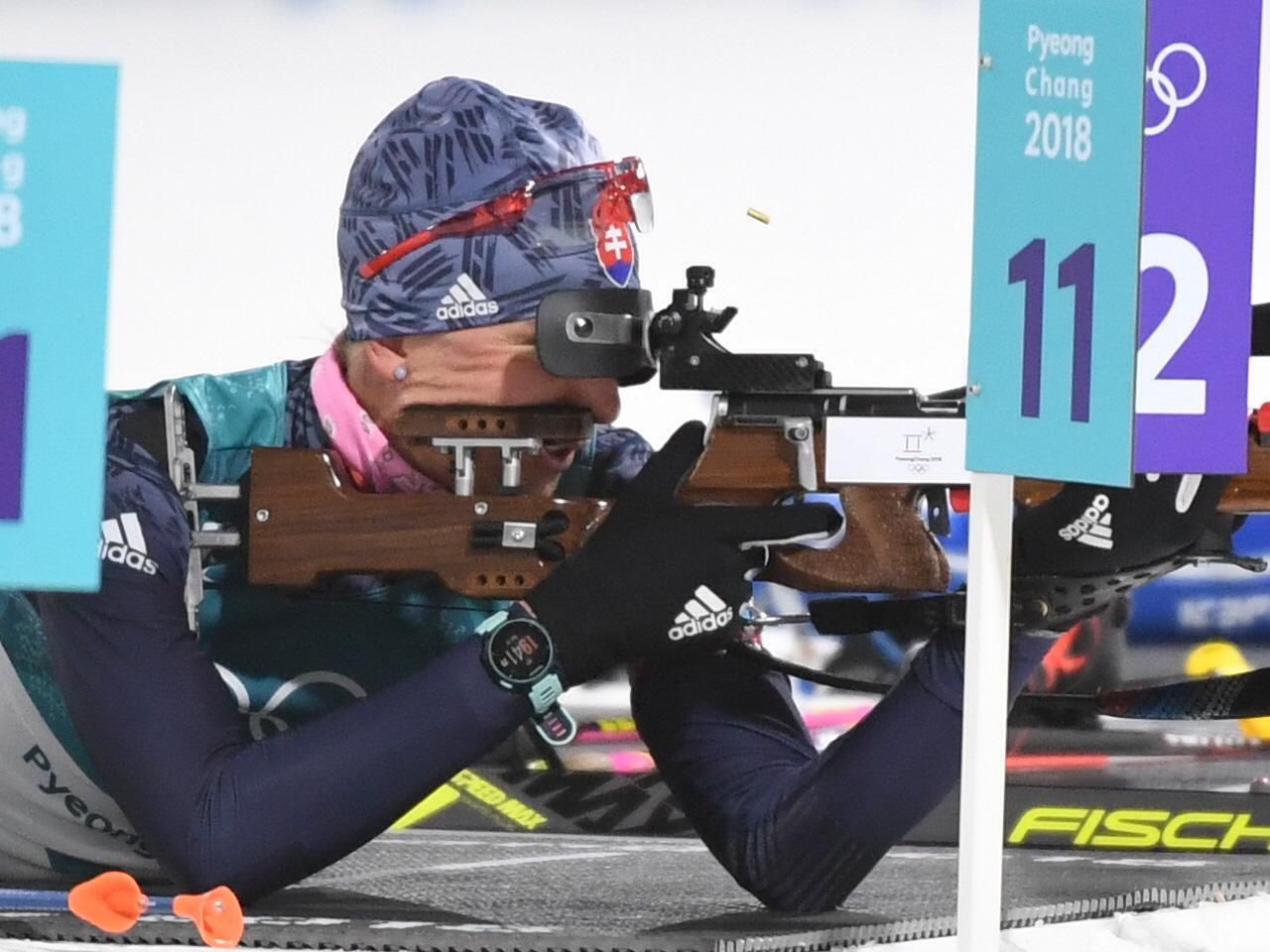 Anastasia Kuzminová na streľnici počas šprintu žien na 7,5 kilometra.