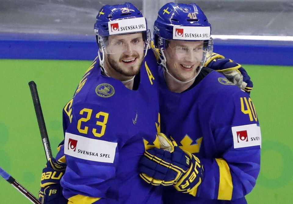 Reprezentanti Švédska Elias Pettersson a Oliver Ekman-Larsson.