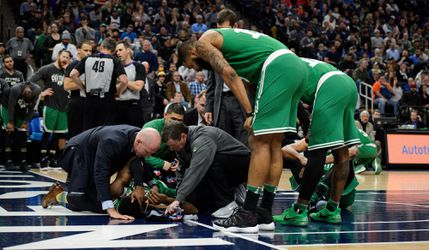 NBA: Jaylen Brown z Bostonu sa zranil pri krkolomnom páde na palubovku