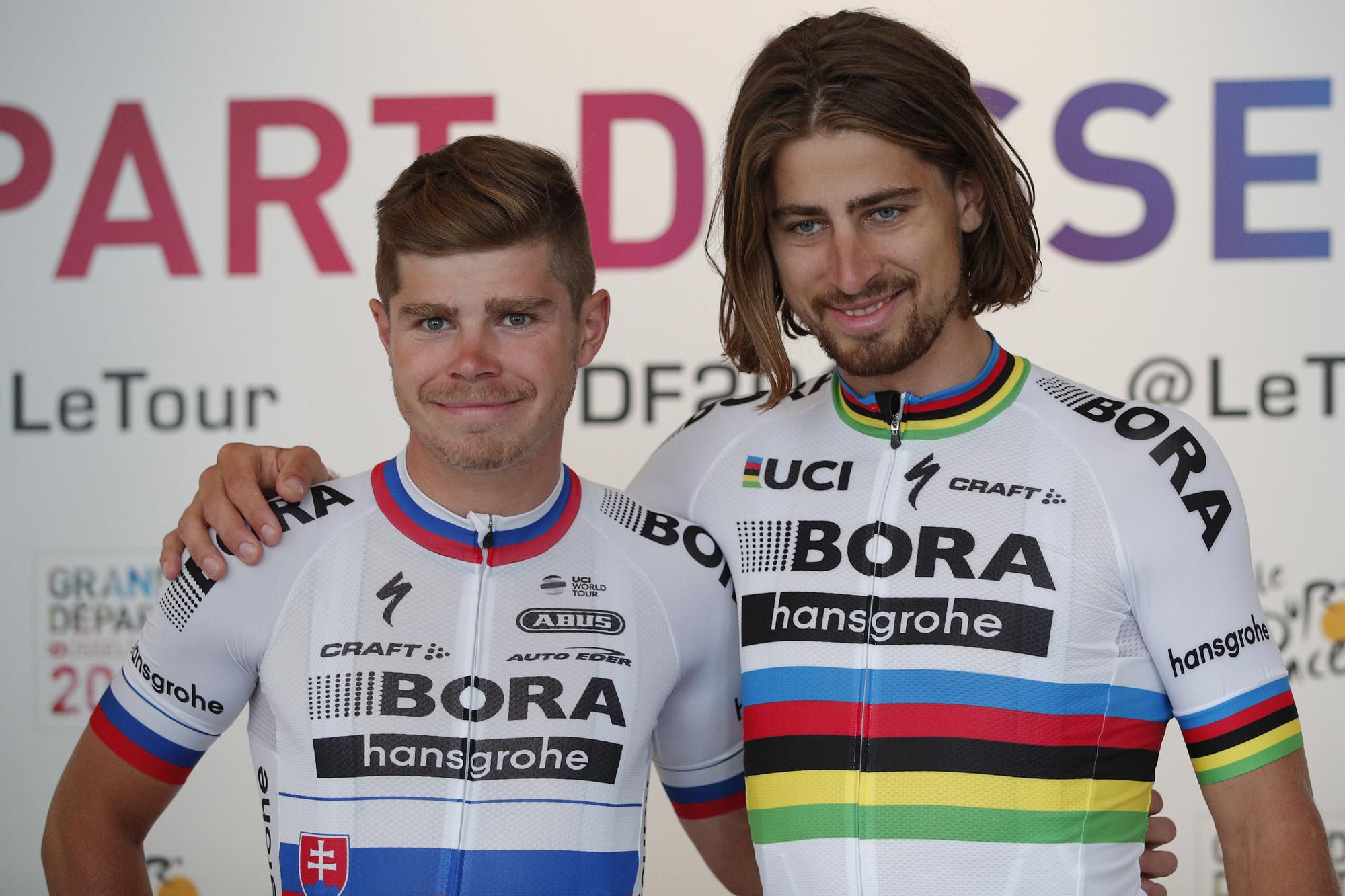 Slovenský cyklista Peter Sagan (vpravo) pózuje s bratom Jurajom z tímu Bora - hansgrohe.