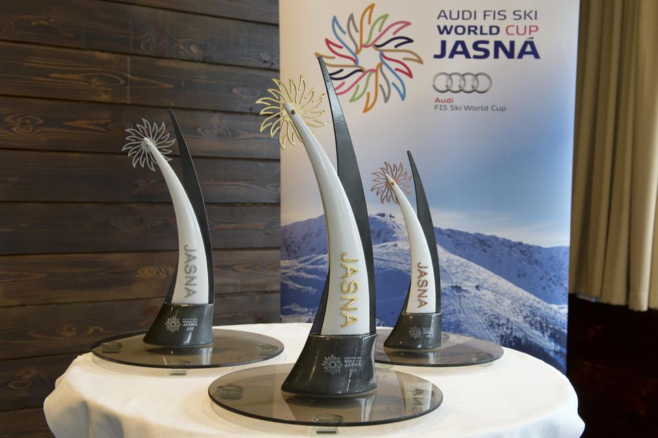 Trofeje určené pre najlepšie slalomárky počas dvoch dní na Svetovom pohári v Jasnej 4. marca 2016.