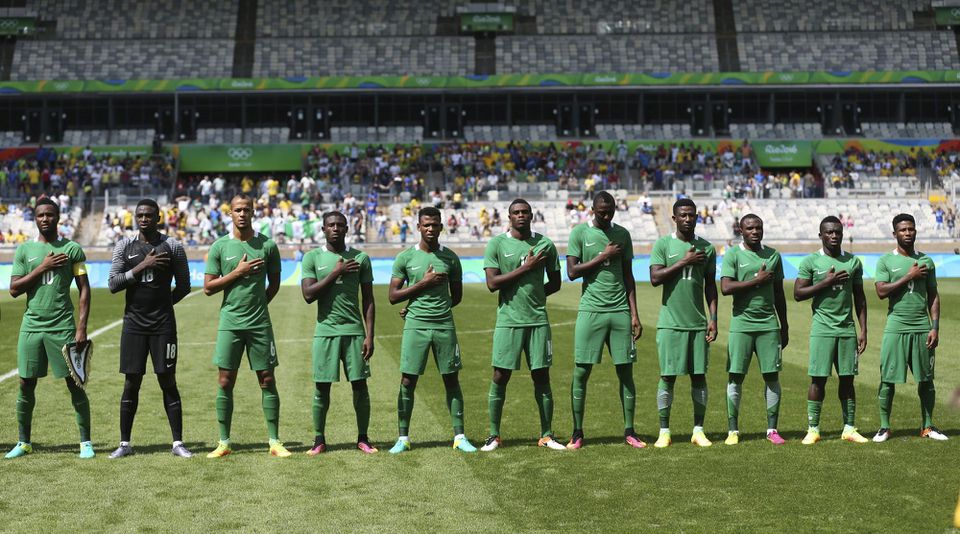 Futbalisti Nigérie pri hymne