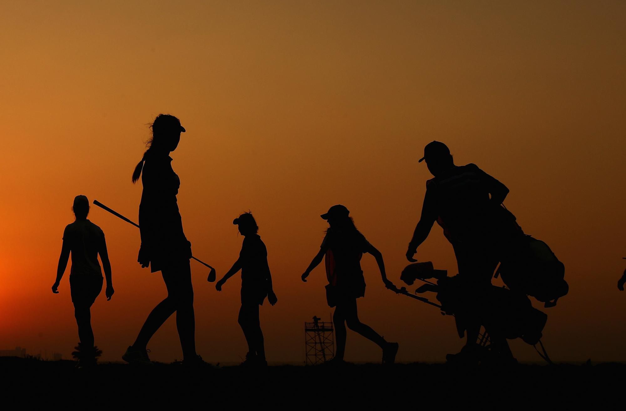 Golfisti sa prechádzajú.