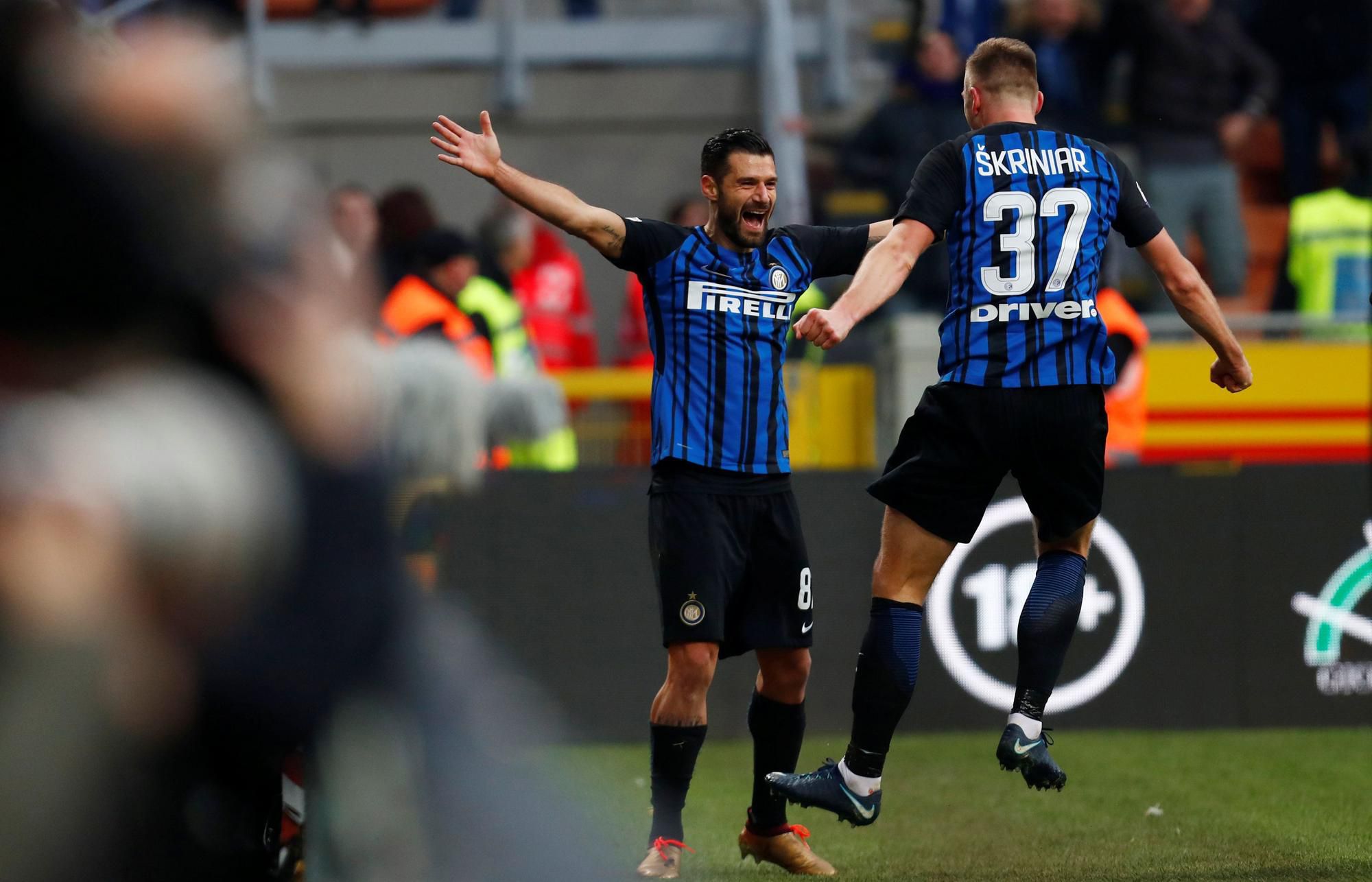 Milan Škriniar a Antonio Candreva oslavujú gól