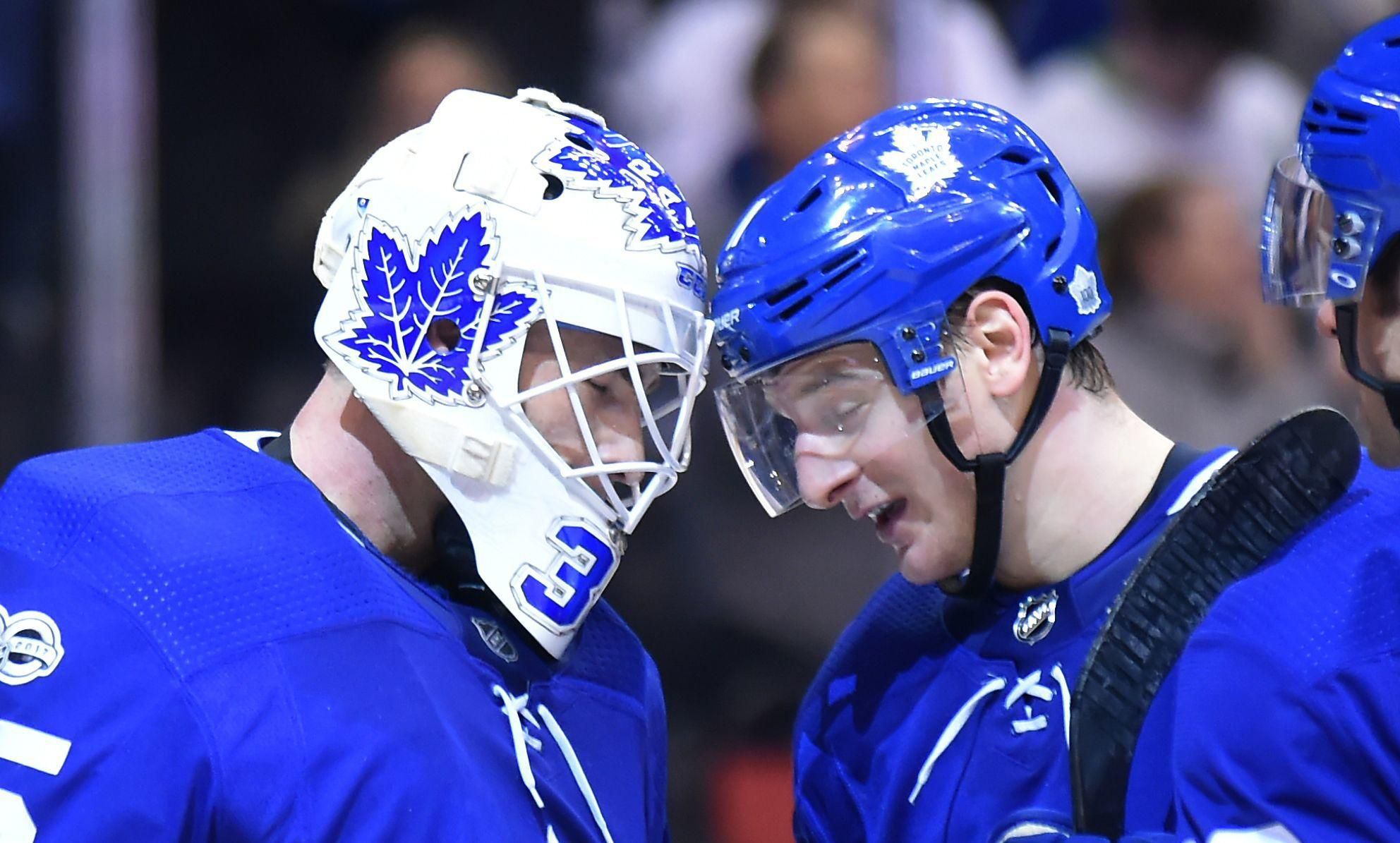 Brankár Toronta Maple Leafs Curtis McElhinney a útočník Zach Hyman