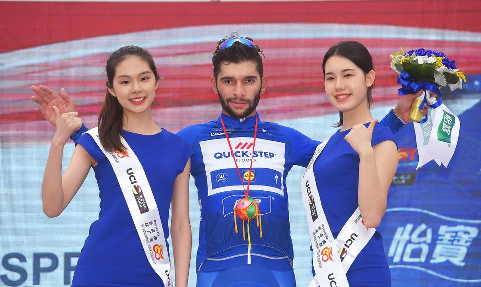 Fernando Gaviria sa teší z víťazstva na pretekoch v Číne