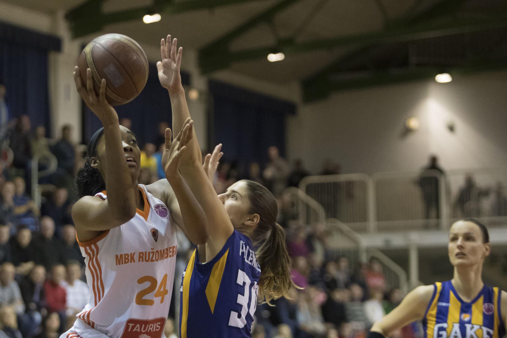 Taijah Campbell (Ružomberok) a Marta Páleníková (Košice).