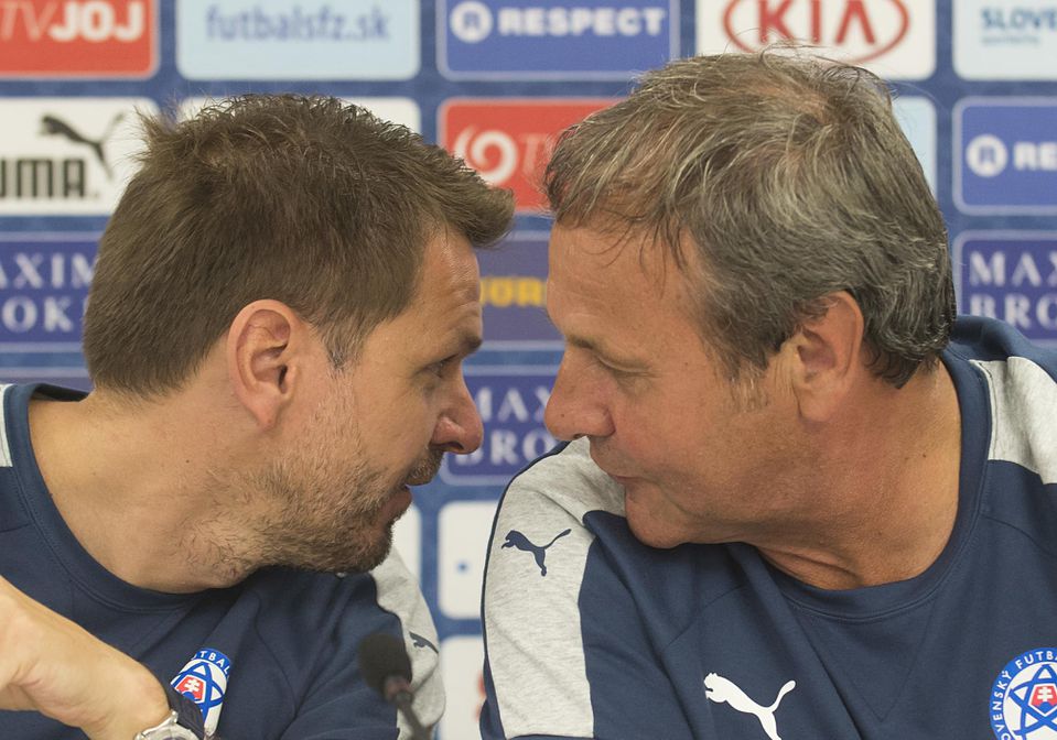tréner slovenskej futbalovej reprezentácie Ján Kozák a jeho asistent Štefan Tarkovič