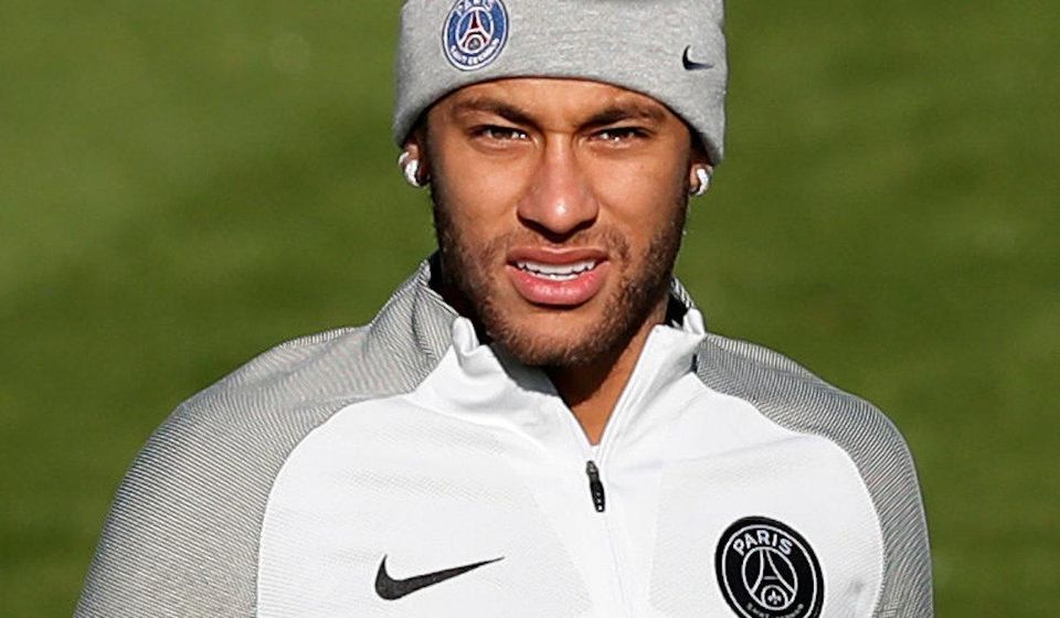 Neymar v zimnej čiapke na tréningu Paríž Saint-Germain.