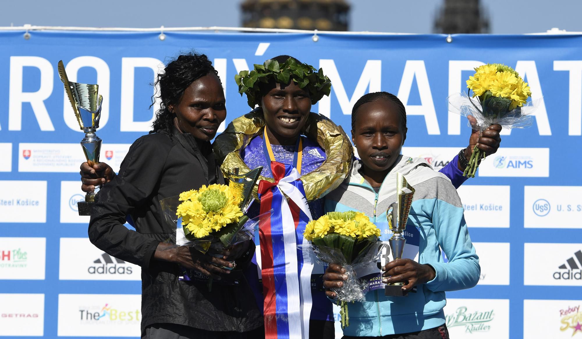 Keňanka Sheila Jerotichová, ktorá zvíťazila v kategórii žien na MMM, druhá skončila jej krajanka Sheila Chepkechová (vľavo) a tretia bola ďalšia Keňanka Emily Chepkemoi Samoeiová.