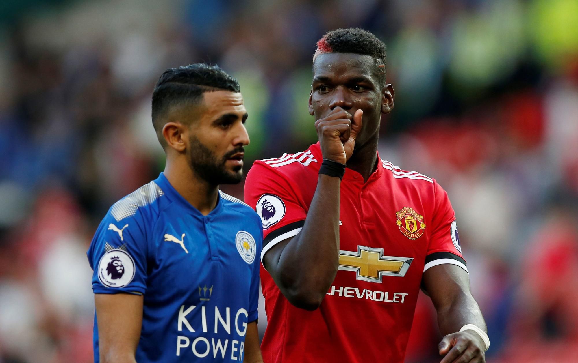 Riyad Mahrez z Leicesteru City a Paul Pogba z Manchestru United