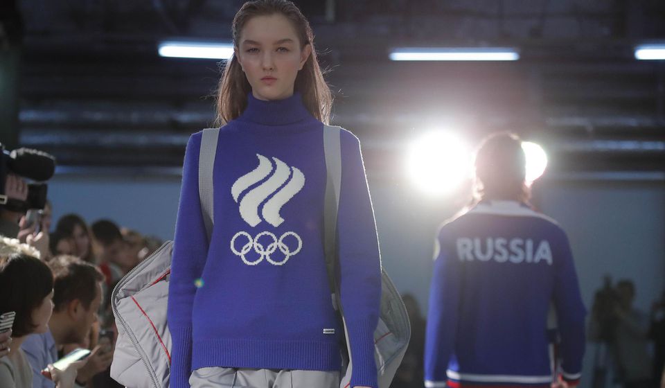 Ruskí športovci v Moskve predstavili oblečenie, ktoré by mali nosiť počas februárových zimných olympijských hier v Pjongčangu.